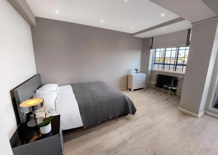 Chelsea Flat 10 Mins Harrods, Balcony, Gym, Air Conditioning