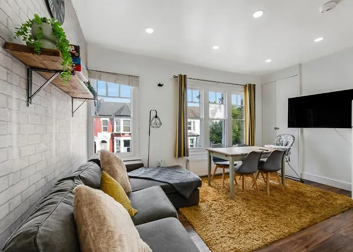 Spacious Two Bedroom Apartment In Wood Green
