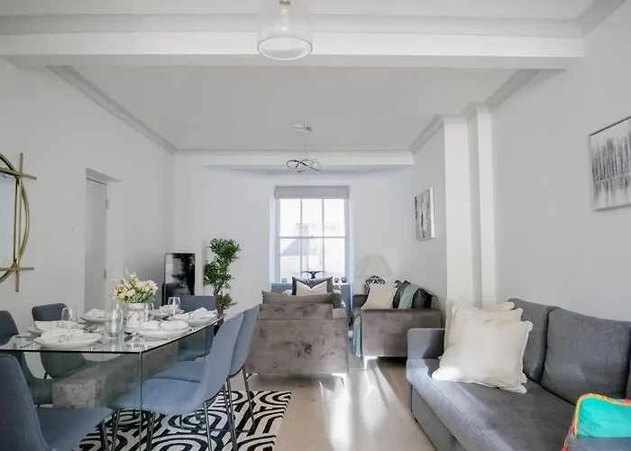 Super Spacious 3 Bedroom And 3 Bathroom Apartment