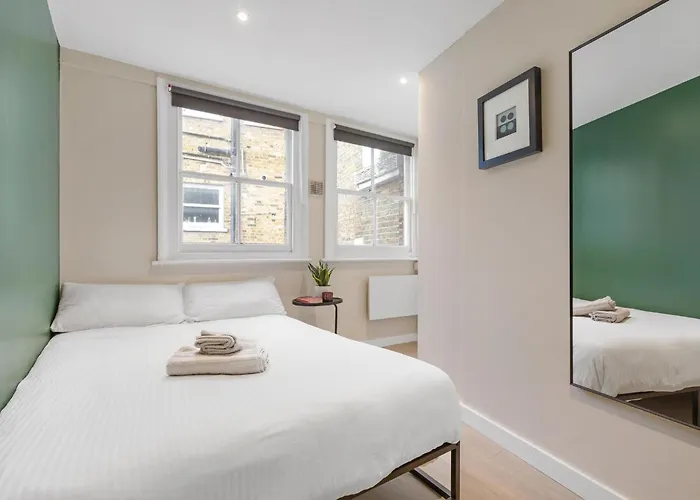 Quaint Mews Home In Chelsea