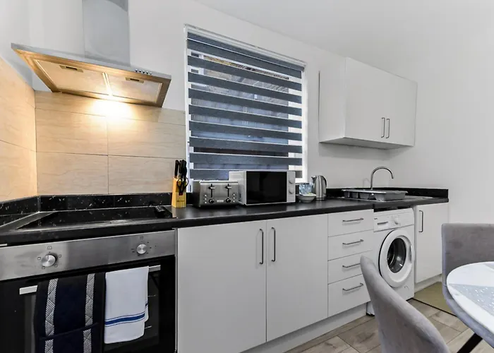 Stylish And Convenient 2Bd Flat W/ Outdoor Space