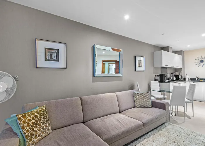 Londwell, Chelsea Living, Central Flat With Balcony