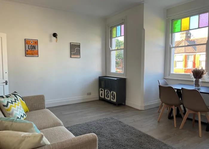 Bright And Stylish 2 Bedroom First Floor Flat