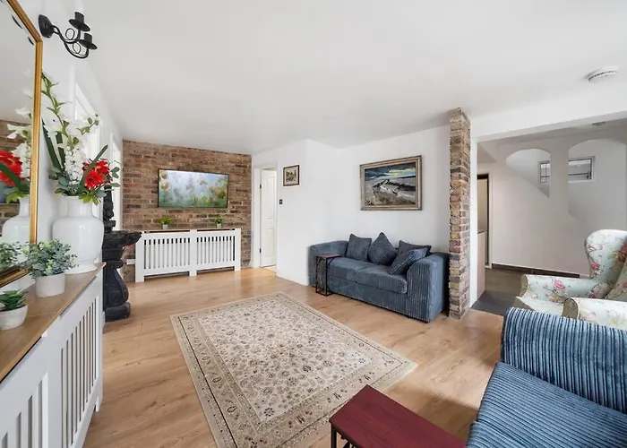 Charming Cottage In Hampstead Heath