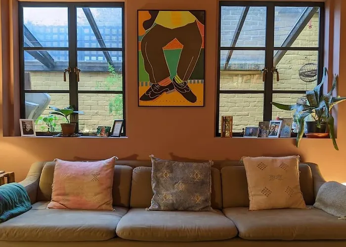 Stylish 1 Bed With Large Plant Filled Garden