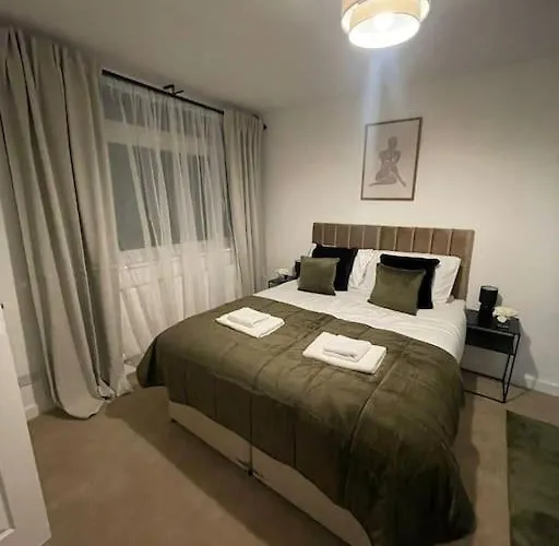 Elegant Cosy Home In Wembley 8 Max + Driveway