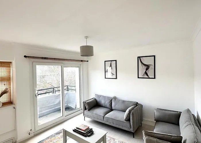 Central 2 Bed Property Near Nine Elms Station