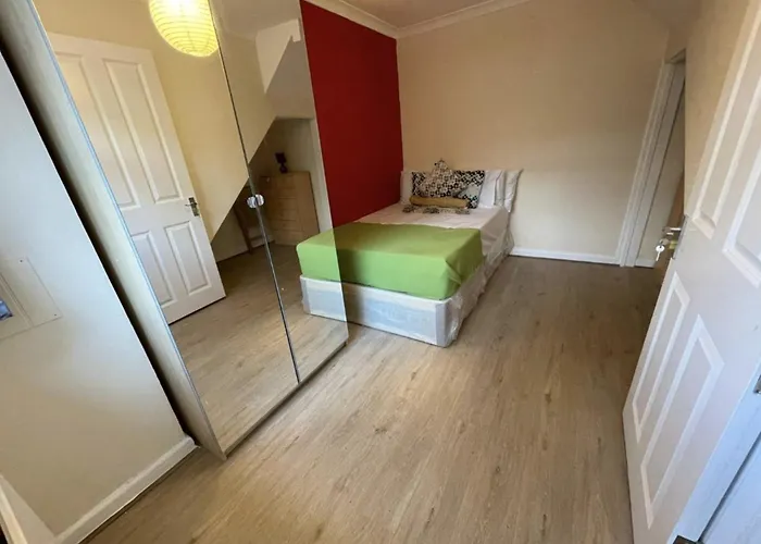Cozy Urban Retreat: Shared Flat Living In The Heart Of E14