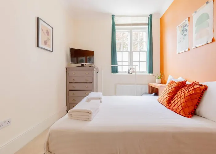 Stylish Bohemian 2Bd Flat Mile End Park!