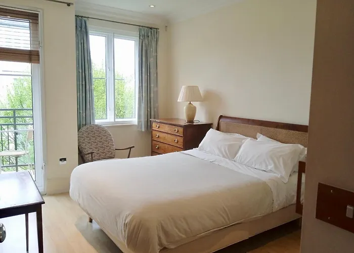 Beautiful Apartment With Underground Parking, Balcony In Kew, Richmond London