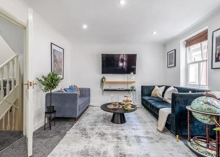 Charming 3-Bedroom London Townhouse Balcony