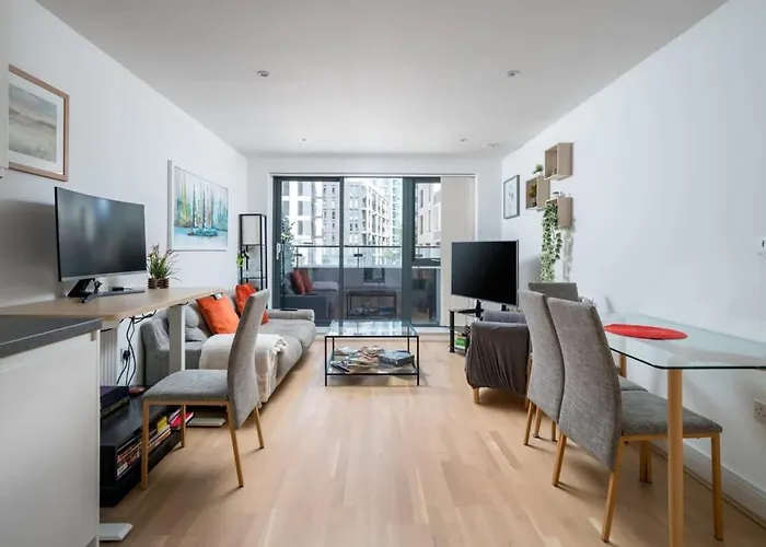 Wandsworth Deluxe Two-Bedroom Apartment