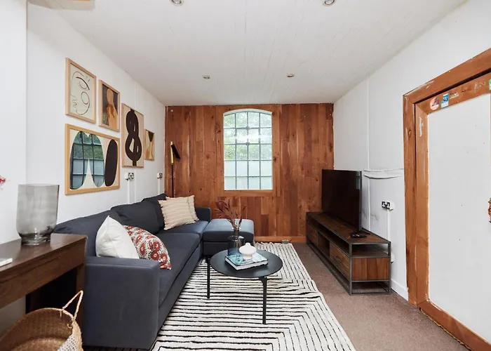 The Hampstead Wonder - Spacious 4Bdr House With Balcony