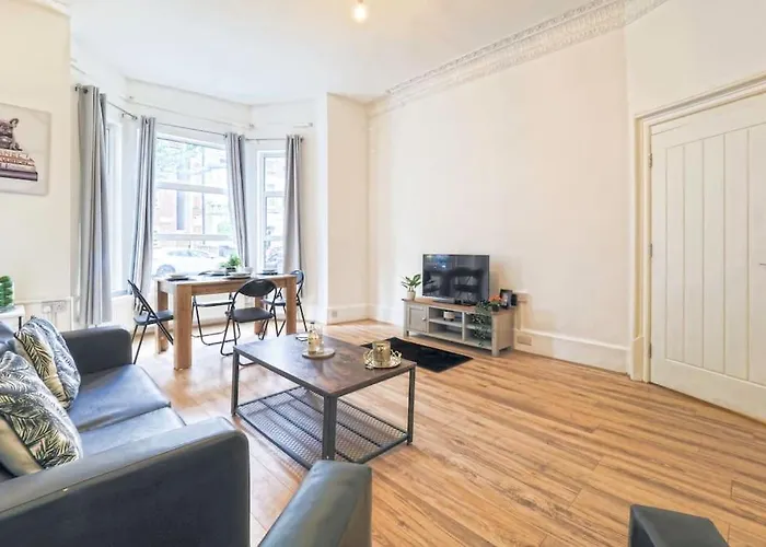 2 Bed Flat In Heart Of Kilburn With Full Kitchen London