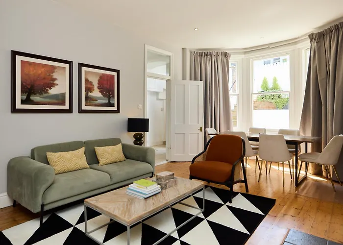 The West Kensington Hideout - Cozy 2Bdr Flat With Garden