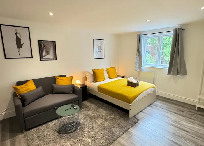 En-Suite Bedroom For Up To 4! Sofa Bed - Near Stratford