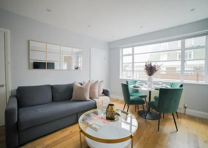 Art-Deco Apartment In Very Popular Chelsea Area