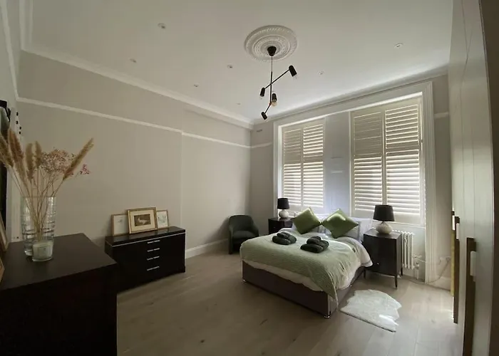 Luxury 2-Bed Flat With Garden In Hampstead Mansion