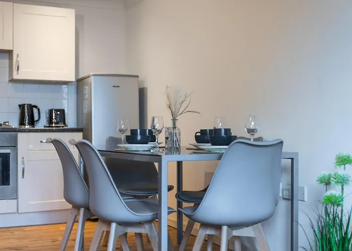 London*Stamfordhill *2Br*Sleeps 5*2 Tube Lines*Contractors*Relocation