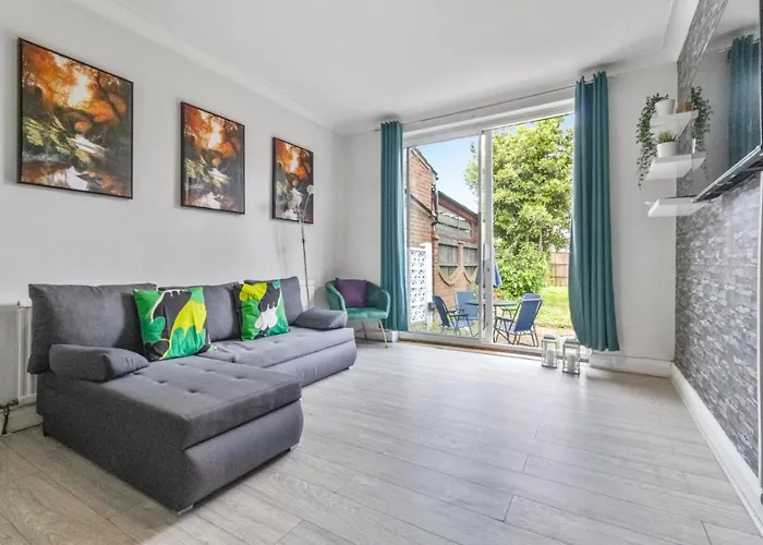 Downshill Way Lovely 4 Bedroom Apartment In London