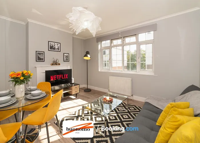 Two Bedroom Apartment By Buonomo Stays Short Lets & Serviced Accommodation With Balcony