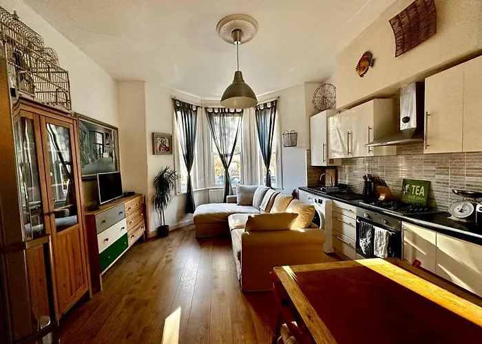 Ground Floor Apartment Sleeps 4, London Zone 2 Close To Central Victoria Line