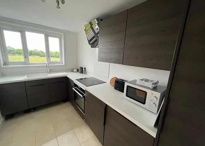 Spacious 2 Bed Flat Near Elizabeth Line