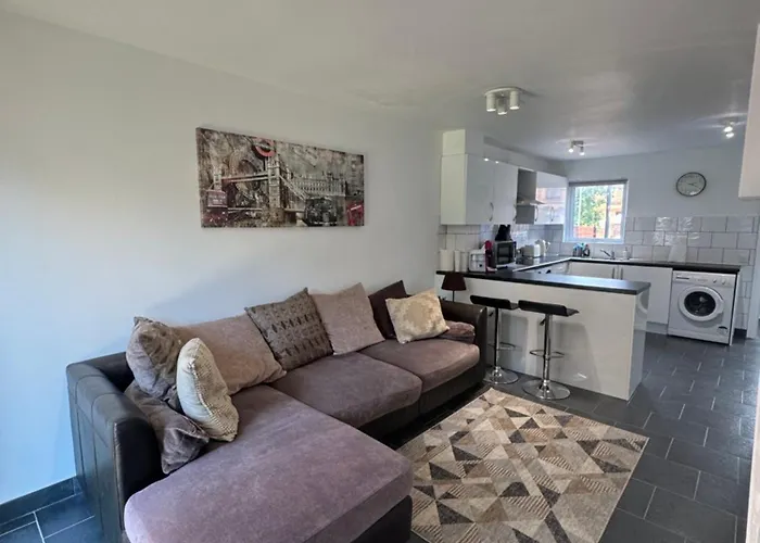 Beckton Home With Free Parking