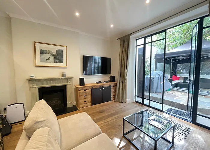 Gorgeous 2Bd Flat With Patio - South Kensington!