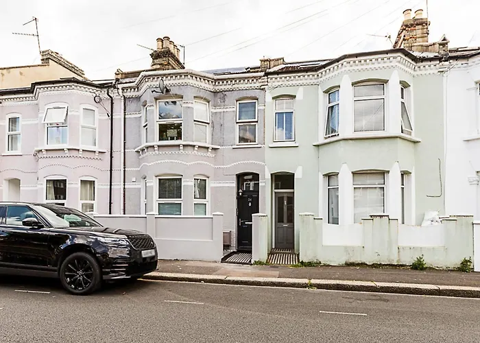 Luxurious 3 Bed Flat With Patio And Garden