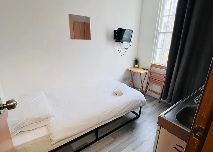 F301-Awesome 3Rd Flr Studio Fits 1 Near Hyde Park