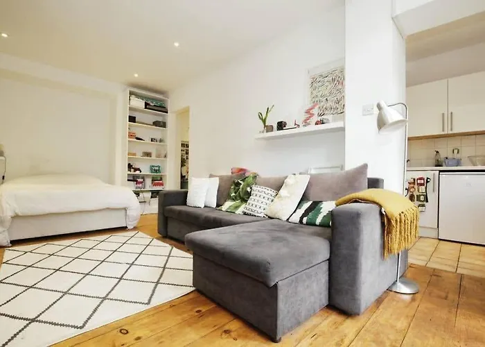 Charming West London Studio Your Urban Oasis