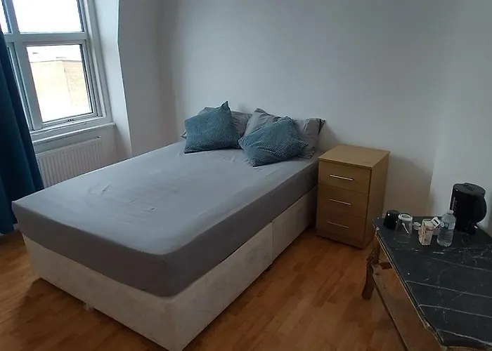 Large Double Room Green Lane Manor House Zone 2