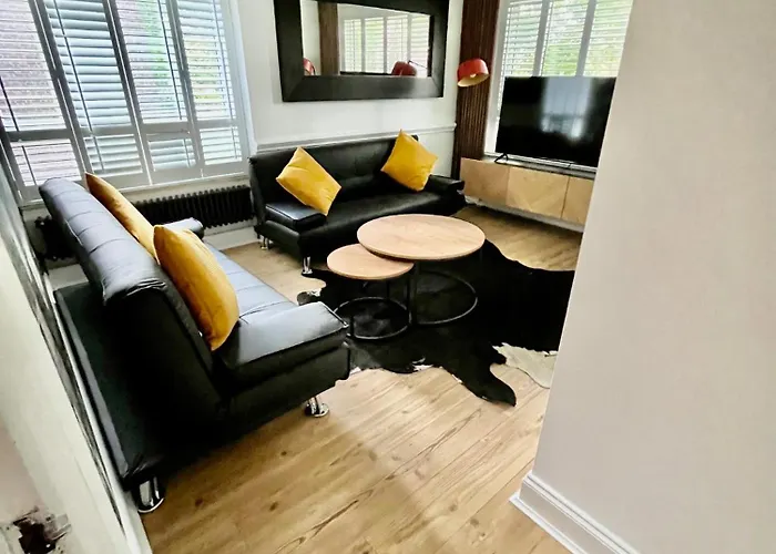 Newly Refurbished ,Chic, Attractive 3 Bedroom Flat