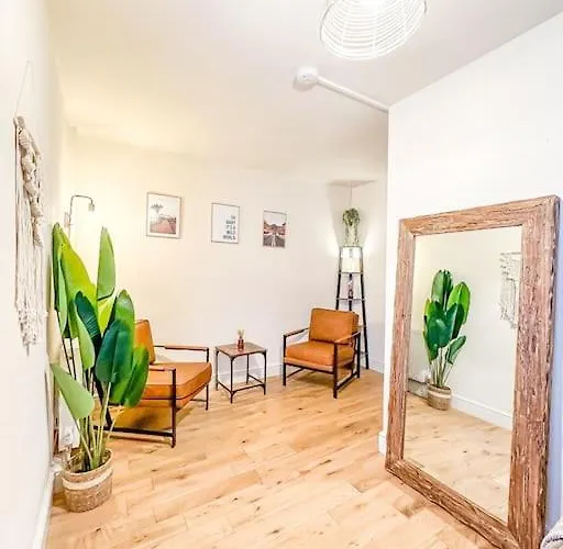 Oasis Split Level Flat In Zone 1