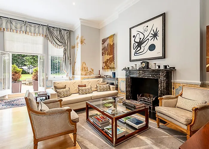 Elegant Two-Bedroom Flat In Evelyn Gardens