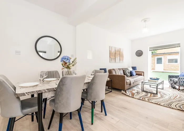 Stylish Newly Renovated Large Home With Garden Pass The Keys
