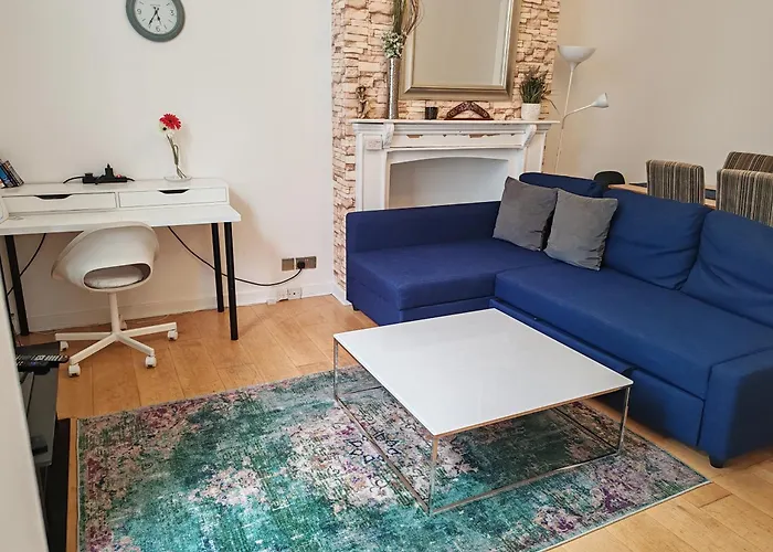 Two Bedroom Apartment In Paddington, London