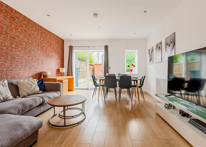 Peaceful 4Br Home With Garden& Parking In Walthamstow