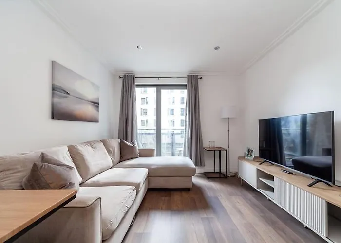 Cozy & Stylish 2-Bed Flat In Trentham Ct, London