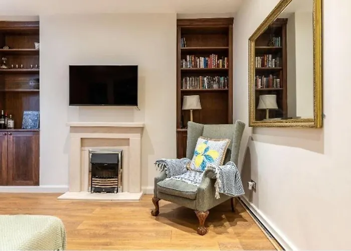 Elegant Two Bedroom Flat In Redcliffe Gardens