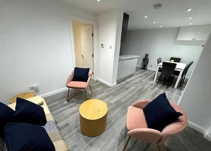 Great 3 Bedrooms Flat In Clapham