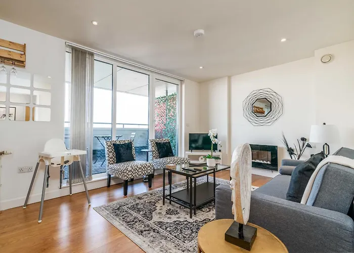 Modern Comfort Stratford 3Br Duplex