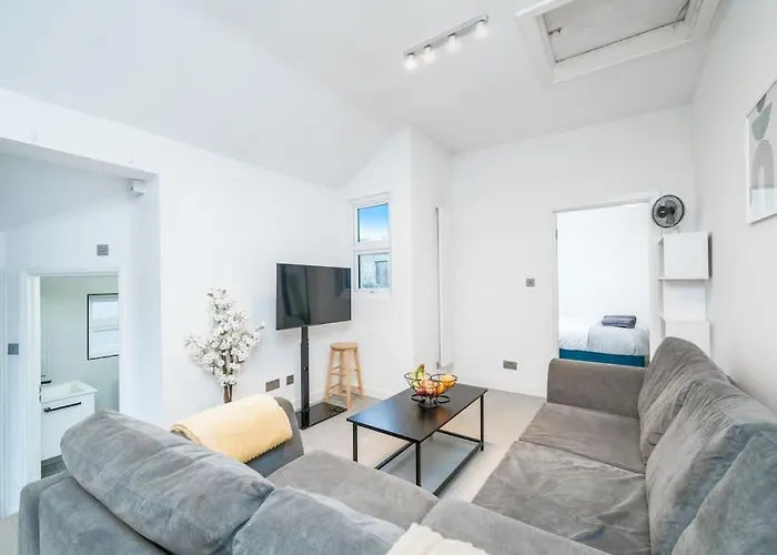 New 3Bed Stylish Apartment With Amazing Transport