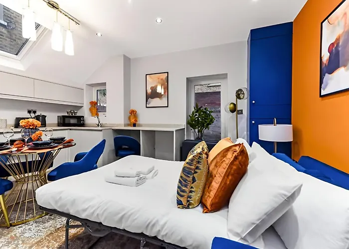 Palatial Style House Secs To Lovely River Walk