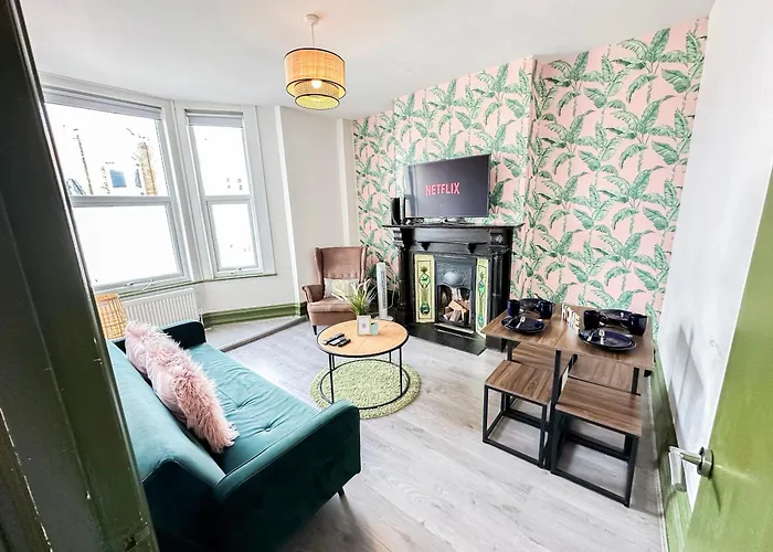 2 Bedroom Flat With Indoor Fireplace In Shepherds Bush, Near White City