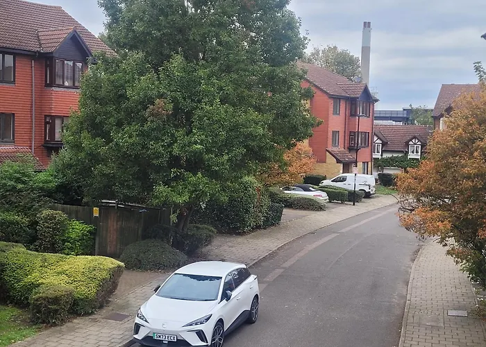 Private Rm In A 2 Bed Near 4 Train Stations