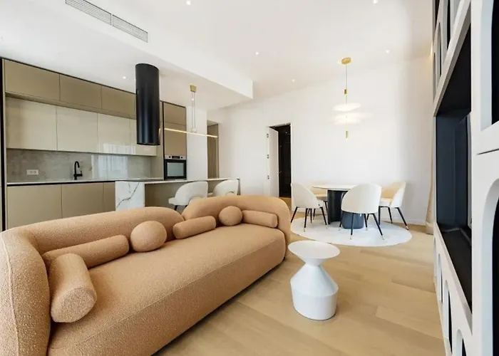 Lovely 4 Bdr Apartment Parking