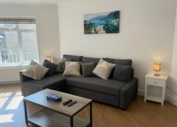 2 Bedroom, Parking, Hounslow St
