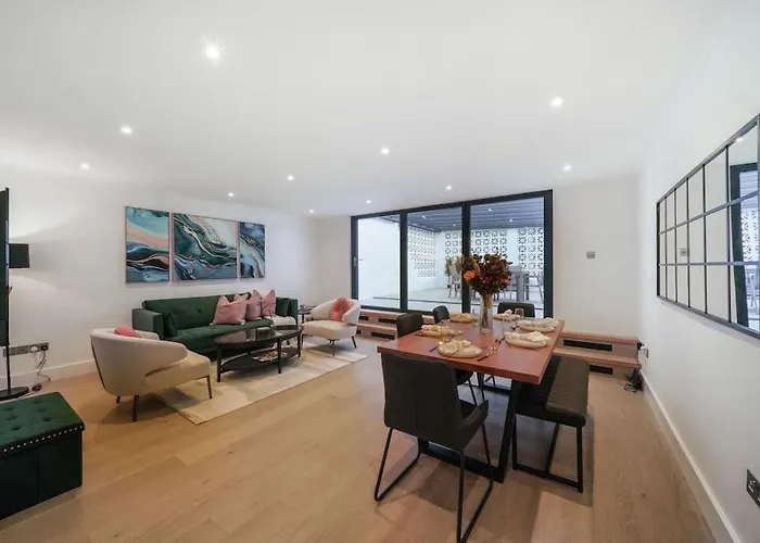 Spacious 3-Bed Split Level Flat On Portobello Road